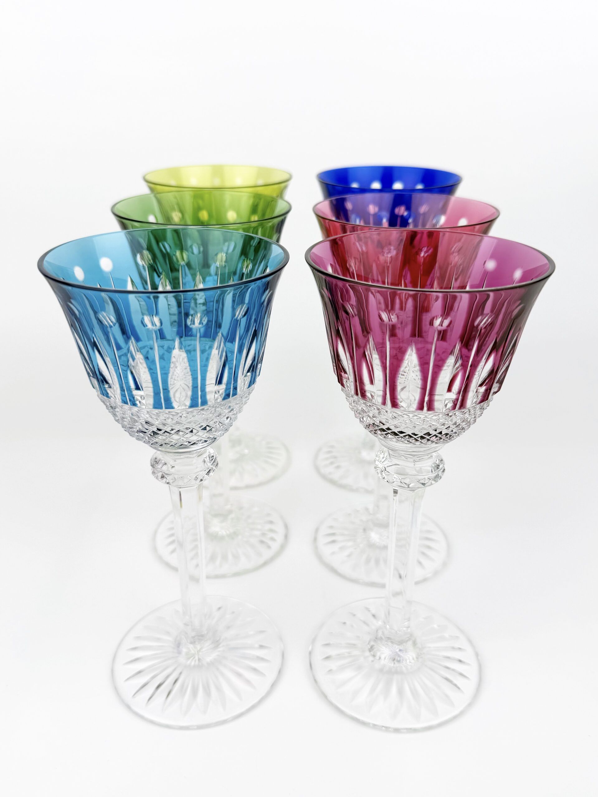 Service de 6 verres Roemer en cristal multicolore modèle Tommy de la cristallerie Saint-Louis, pieds taillés et coupes colorées