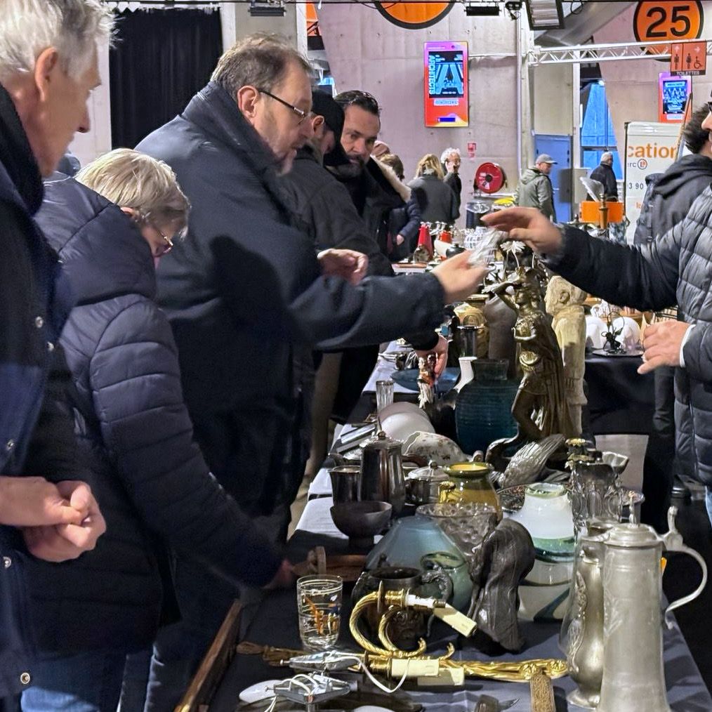 Client effectuant un achat auprès d’un antiquaire au marché du Zénith de Strasbourg.