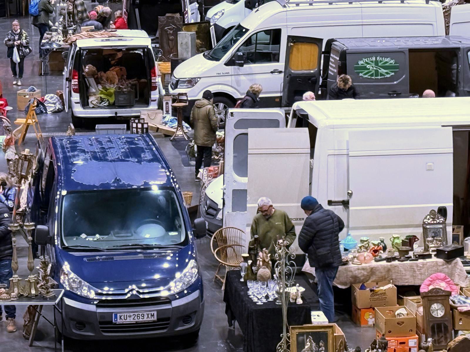 Vue de la fosse du Zénith de Strasbourg avec les antiquaires exposant devant leurs camionnettes.