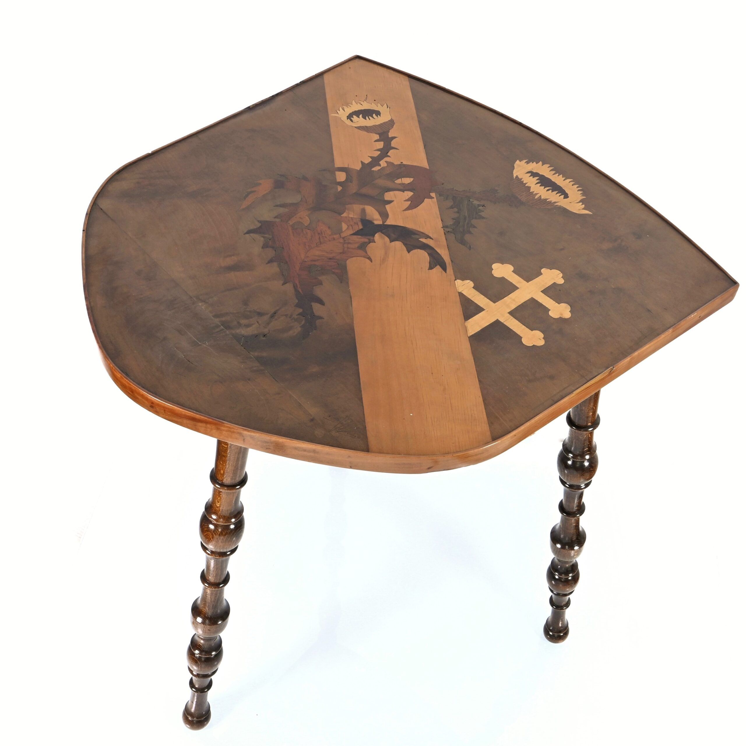 Table Émile Gallé Tripod Plateau En Forme De Blason Marqueté d'une Croix De Lorraine Et De Chardons Art Nouveau