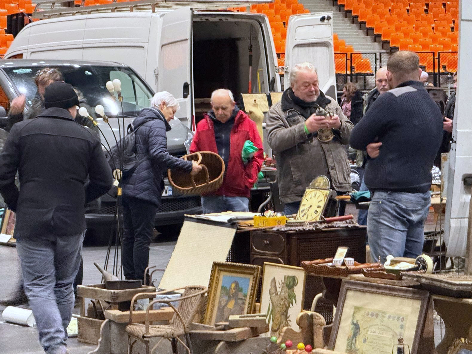 Vue d’un stand d’antiquités au Zénith de Strasbourg, avec des clients en train de faire leurs achats.