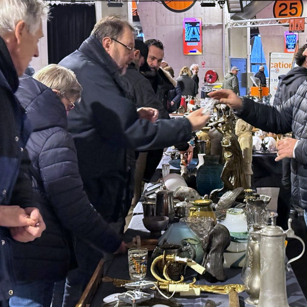 Client effectuant un achat auprès d’un antiquaire au marché du Zénith de Strasbourg.