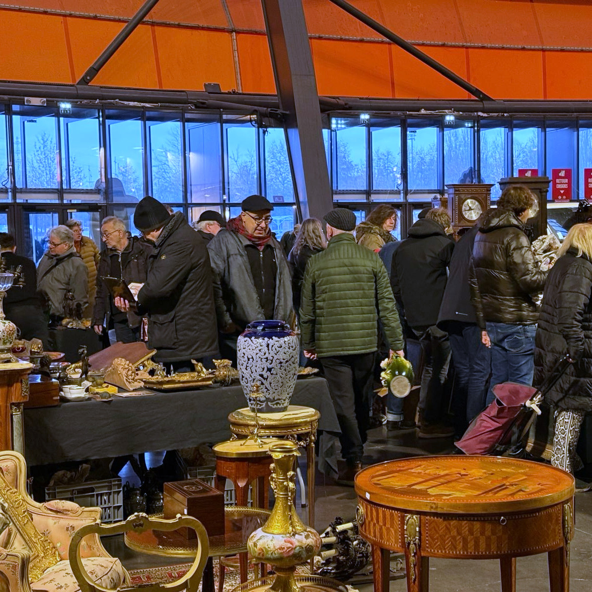 Le public déambule entre les stands du marché brocante au Zénith de Strasbourg.