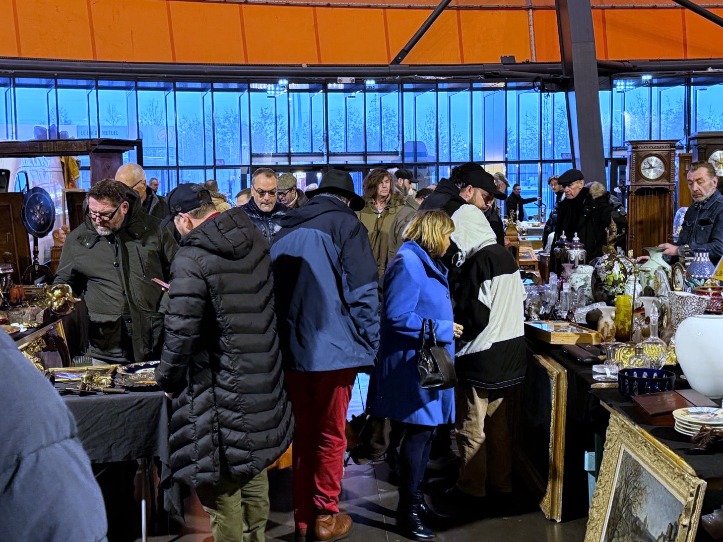 Le public très nombreux déambule entre les stands du marché d'antiquités au Zénith de Strasbourg.