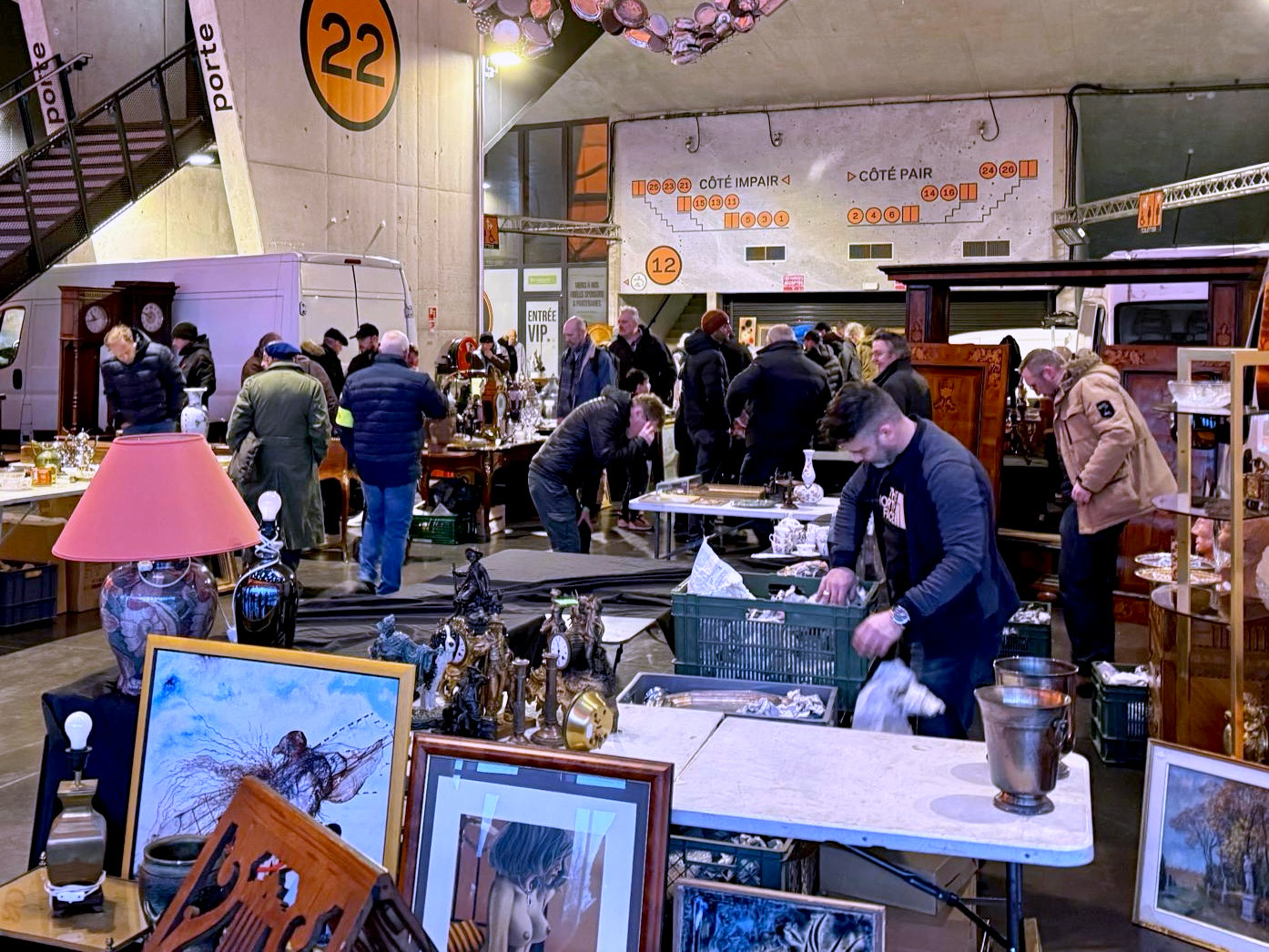 Installation des exposants au marché d'antiquités et de brocante au Zénith de Strasbourg
